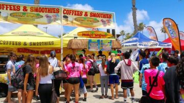 running a mobile franchise Maui Wowi mobile franchise cart for smoothies