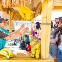 girls ordering a smoothie