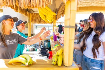 girls ordering a smoothie